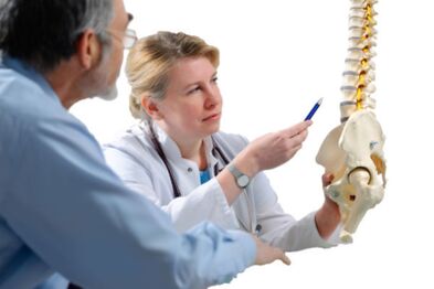 Ο γιατρός συμβουλεύεται τον ασθενή για τα σημάδια της οστεοχόνδρωσης της θωρακικής μοίρας της σπονδυλικής στήλης