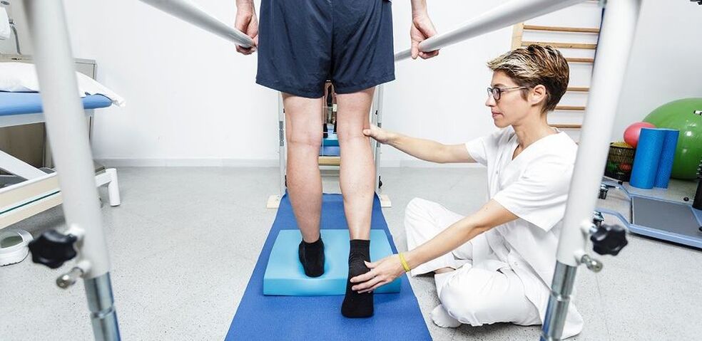 Φυσιοθεραπευτής που δίνει οδηγίες στον ασθενή με αρθροπάθεια στο γόνατο